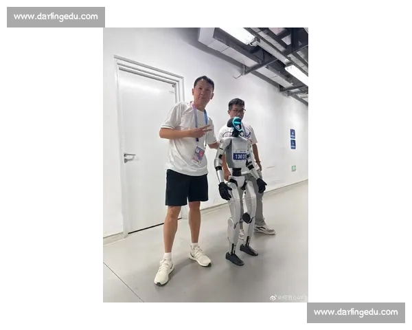 清华火神队摘冠 2025 世界人形机器人运动会测试赛 清华火神队摘冠 2025 世界人形机器人运动会测试赛