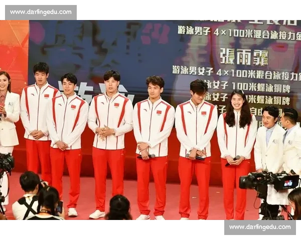 汪顺孙佳俊世锦赛暖心同框！拍立得定格兄弟情，巴黎奥运室友续写泳池佳话